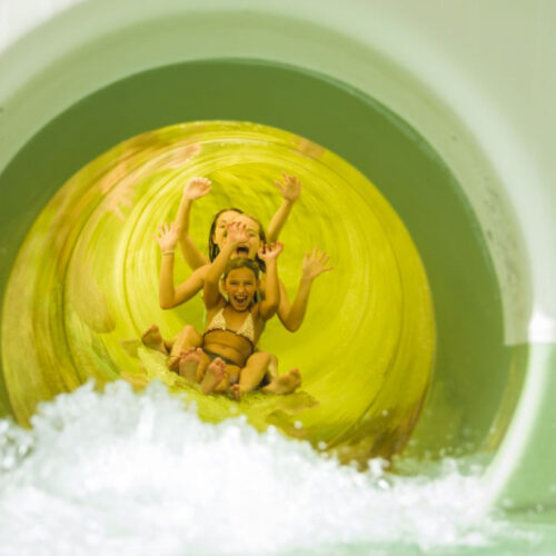 Kind in einer Wasserrutsche